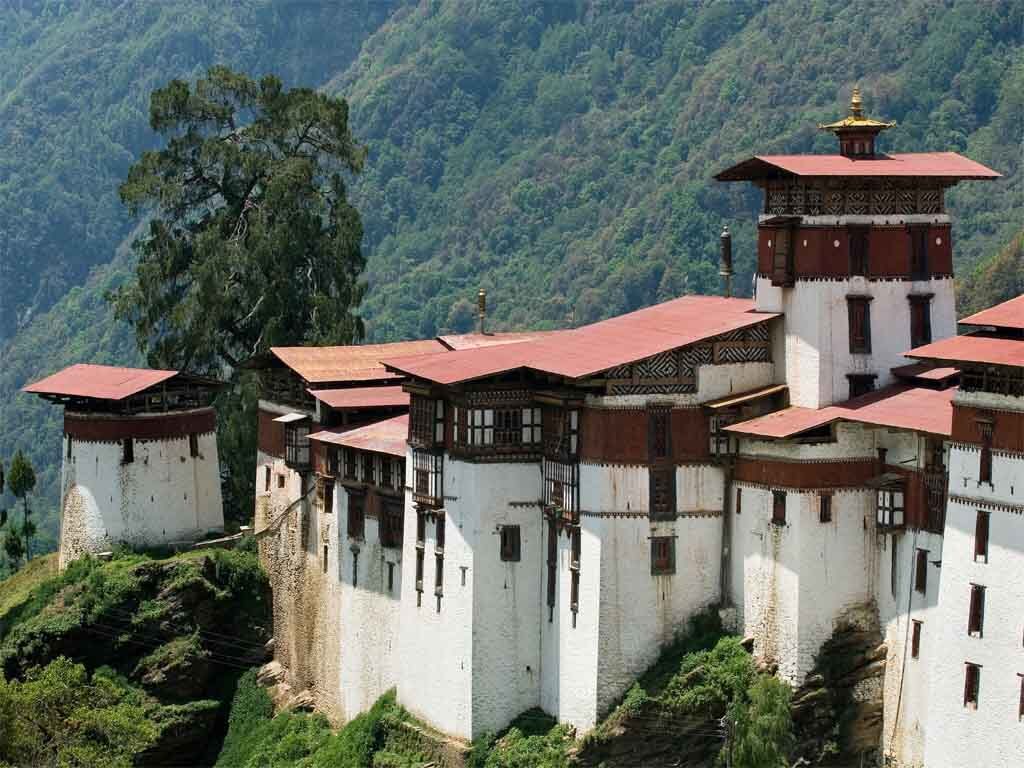 Visit Trongsa Dzong in your trek to trans Bhutan Trail